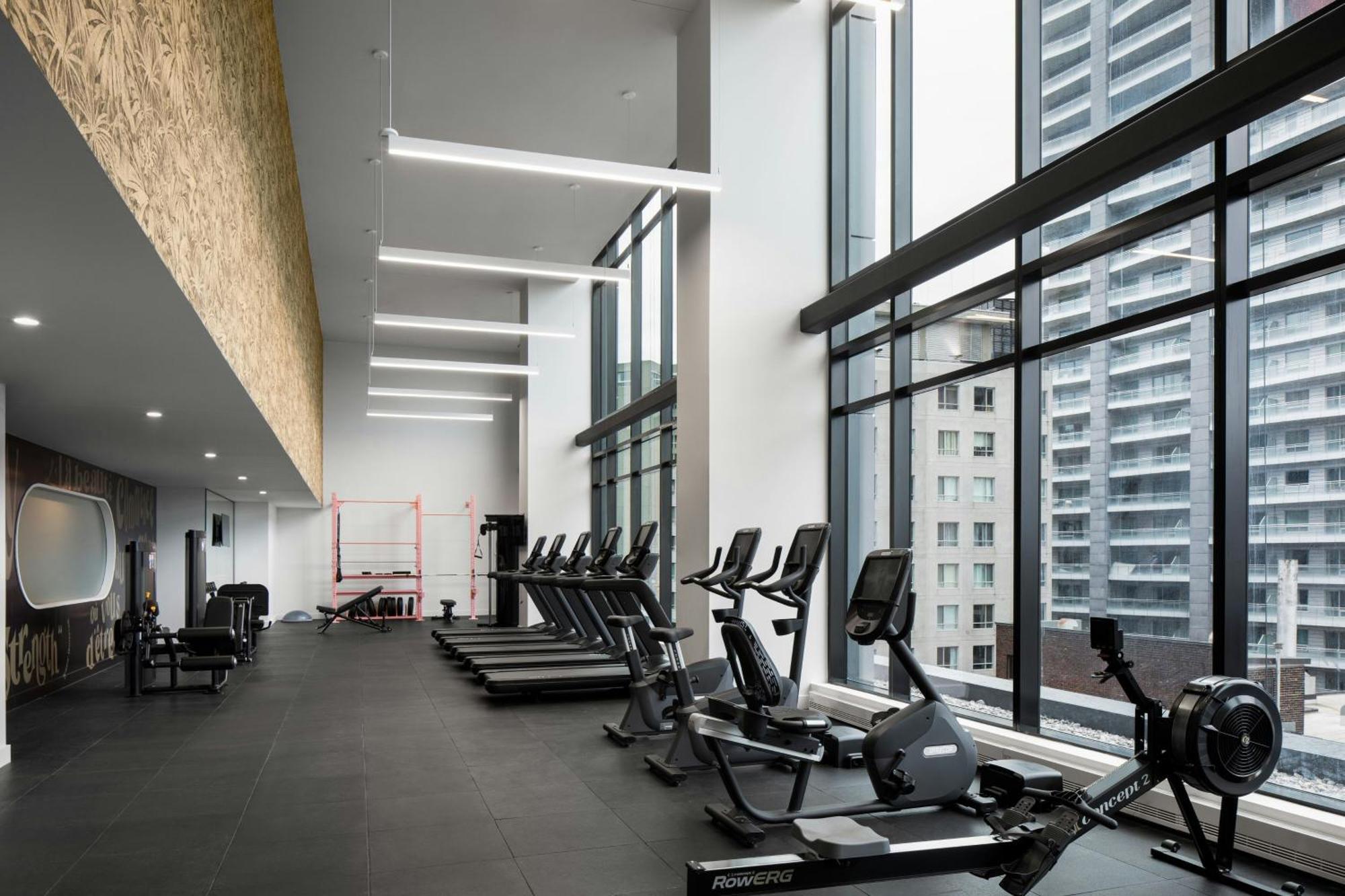 Honeyrose Hotel, Montreal, A Tribute Portfolio Hotel Kültér fotó The gym at The Collective Old Oak