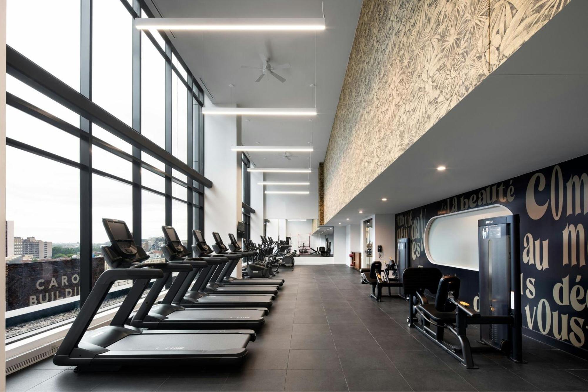 Honeyrose Hotel, Montreal, A Tribute Portfolio Hotel Kültér fotó The gym at The Collective Old Oak