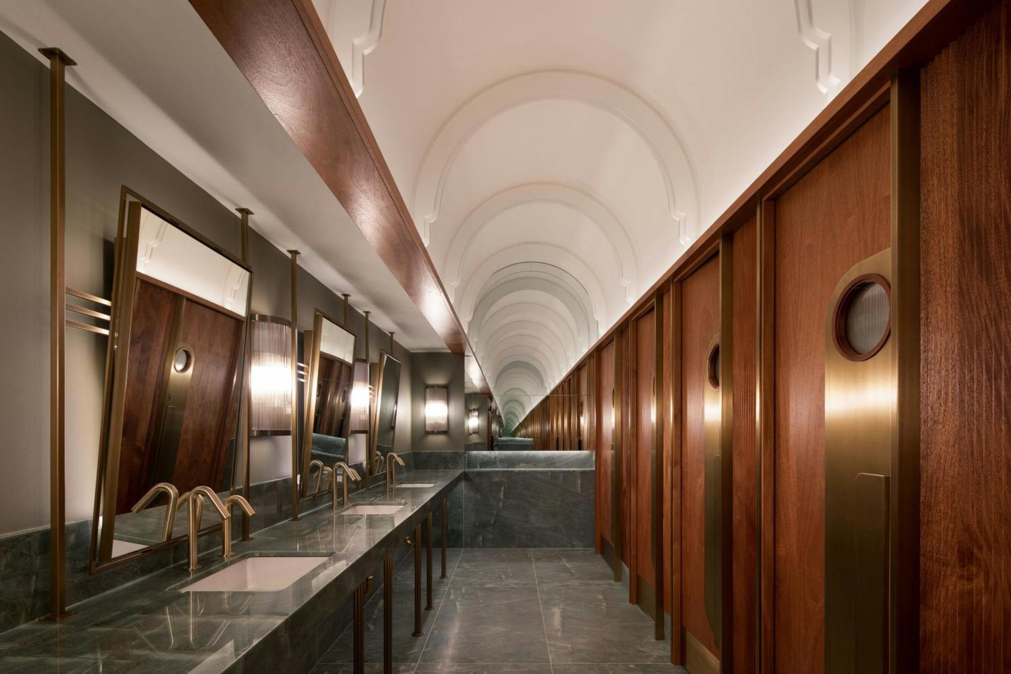 Honeyrose Hotel, Montreal, A Tribute Portfolio Hotel Kültér fotó The interior of the public lavatory at the station