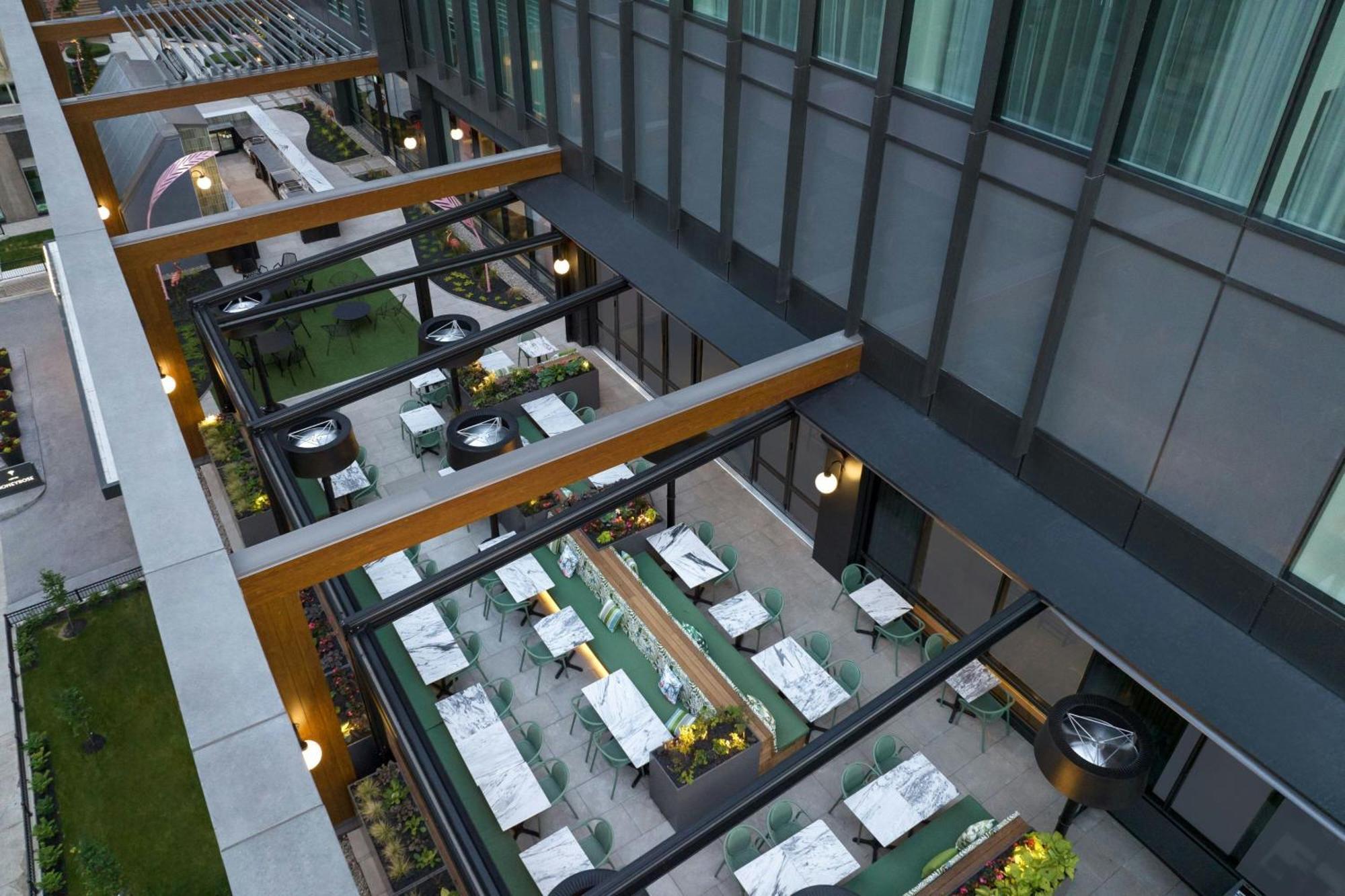 Honeyrose Hotel, Montreal, A Tribute Portfolio Hotel Kültér fotó The outdoor dining area at the hotel